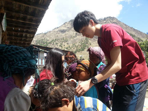 NLCS Jeju 학생들, 봉사활동으로 연 맺은 네팔에 지진 피해 복구 성금 기부